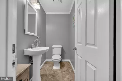 Entry Way - 401 2nd Ave, Halethorpe, MD 21227 photo 5 of 18