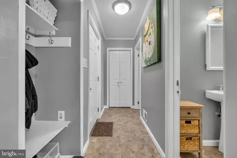 Entry Way - 401 2nd Ave, Halethorpe, MD 21227 photo 6 of 18