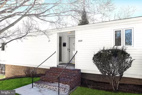 1009 Flagtree Ln, Pikesville, MD 21208