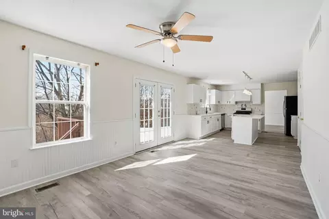 Living - 6 Reef Ct, Sparrows Point, MD 21219 photo 4 of 4