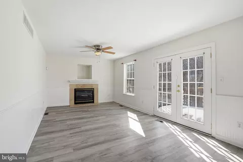 Living - 6 Reef Ct, Sparrows Point, MD 21219 photo 3 of 4