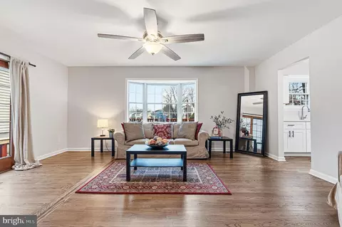 Living - 9 Menteith Ct, Nottingham, MD 21236 photo 2 of 3