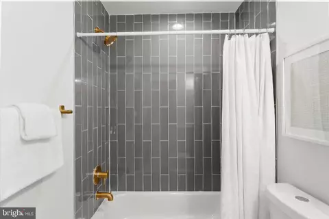 Bath - 917 Gladway Rd, Middle River, MD 21220 photo 2 of 5