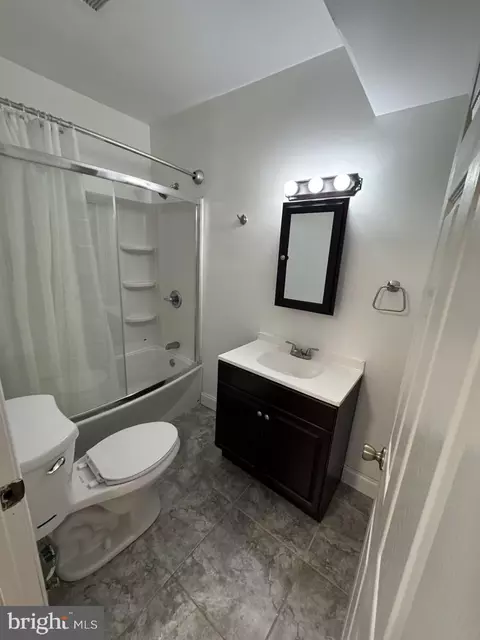 Bath - 224 E Burke Ave, Towson, MD 21286 photo 3 of 5