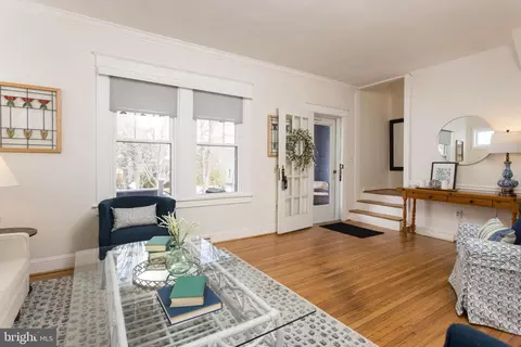 Entry Way - 625 Dunkirk Rd, Baltimore, MD 21212 photo 1 of 2