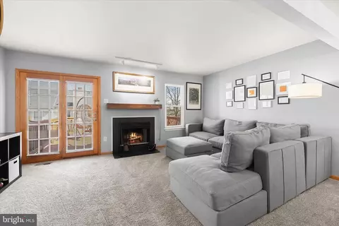 Living - 17 Lanhill Ct, Halethorpe, MD 21227 photo 2 of 2