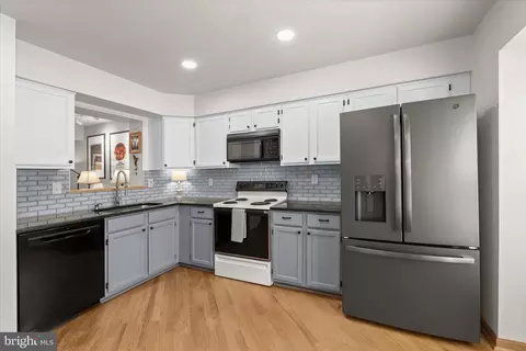Kitchen - 17 Lanhill Ct, Halethorpe, MD 21227 photo 4 of 5