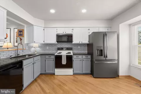 Kitchen - 17 Lanhill Ct, Halethorpe, MD 21227 photo 1 of 5
