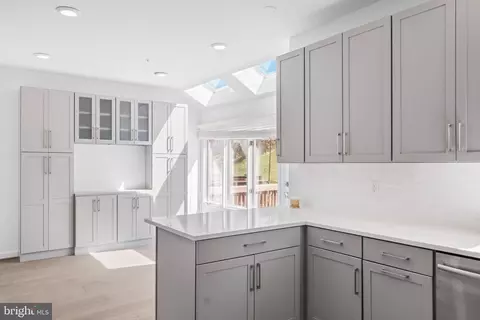 Kitchen - 39 Stridesham Ct, Baltimore, MD 21209 photo 2 of 2
