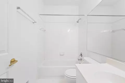 Bath - 39 Stridesham Ct, Baltimore, MD 21209 photo 4 of 5