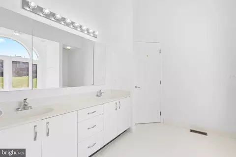 Bath - 39 Stridesham Ct, Baltimore, MD 21209 photo 3 of 5
