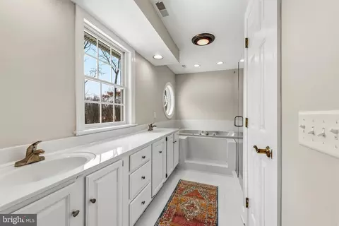 Bath - 14002 Fox Run Ct, Phoenix, MD 21131 photo 4 of 5