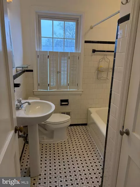 Bath - 146 Dumbarton Rd, Baltimore, MD 21212 photo 1 of 5