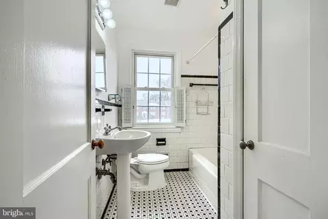 Bath - 146 Dumbarton Rd, Baltimore, MD 21212 photo 2 of 5
