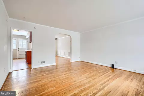 Living - 146 Dumbarton Rd, Baltimore, MD 21212 photo 2 of 9