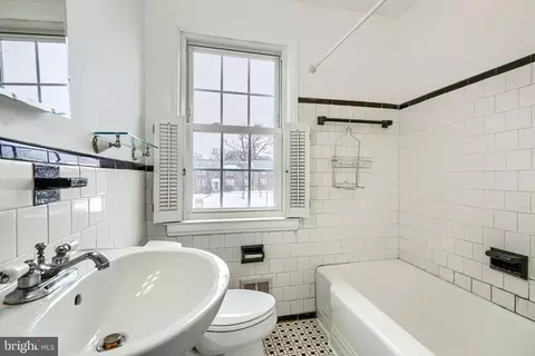 Bath - 146 Dumbarton Rd, Baltimore, MD 21212 photo 3 of 5