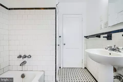 Bath - 146 Dumbarton Rd, Baltimore, MD 21212 photo 4 of 5