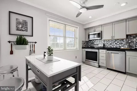 8 Middleview Ct, Windsor Mill, MD 21244 photo 2