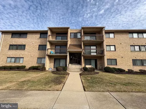 1 Summit Hl #T-3, Baltimore, MD 21228