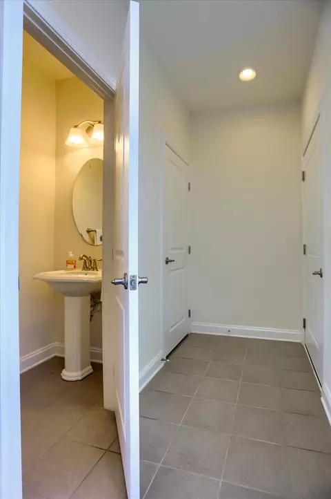Entry Way - 6910 Summit Cir, Baltimore, MD 21239 photo 2 of 4