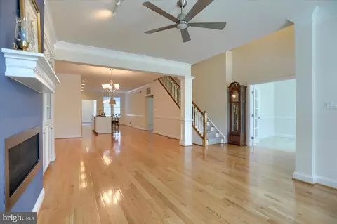 Living - 6910 Summit Cir, Baltimore, MD 21239 photo 3 of 6