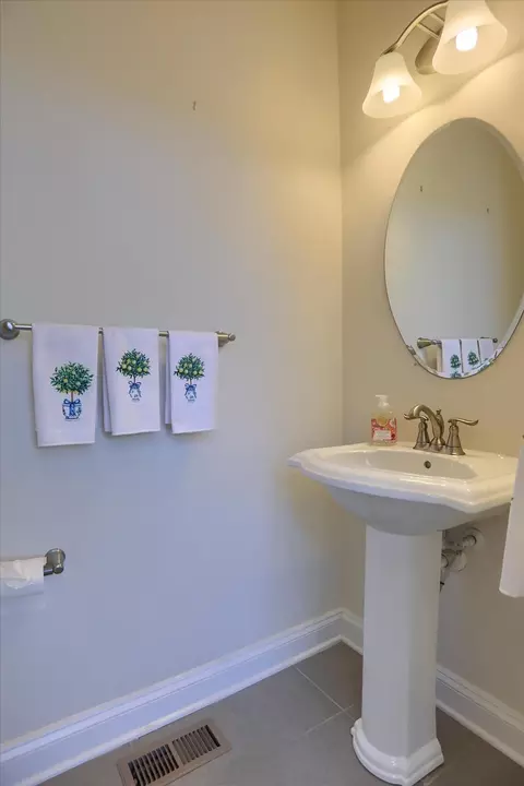 Bath - 6910 Summit Cir, Baltimore, MD 21239 photo 1 of 5