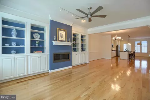 Living - 6910 Summit Cir, Baltimore, MD 21239 photo 2 of 6