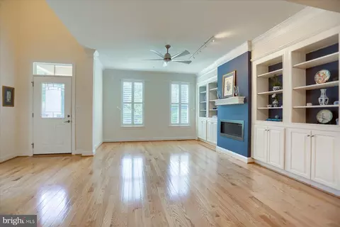 Living - 6910 Summit Cir, Baltimore, MD 21239 photo 4 of 6