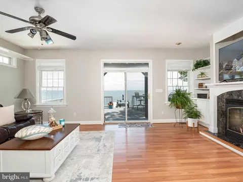 Living - 9003 Chesapeake Ave, Sparrows Point, MD 21219 photo 3 of 4