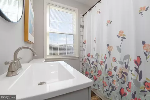 Bath - 136 Dumbarton Rd, Baltimore, MD 21212 photo 2 of 4
