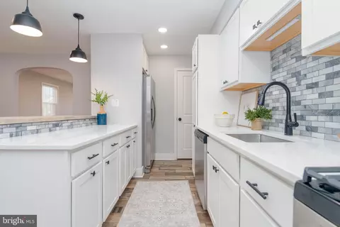 Entry Way - 136 Dumbarton Rd, Baltimore, MD 21212 photo 1 of 7