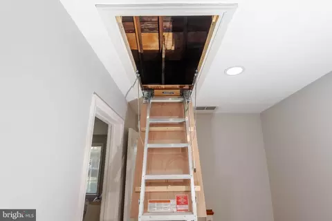 Entry Way - 136 Dumbarton Rd, Baltimore, MD 21212 photo 6 of 7
