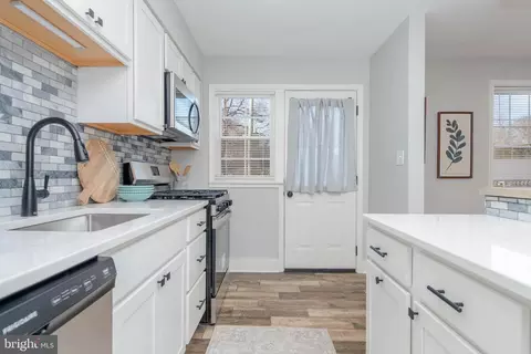 Entry Way - 136 Dumbarton Rd, Baltimore, MD 21212 photo 2 of 7