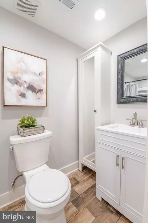 Bath - 136 Dumbarton Rd, Baltimore, MD 21212 photo 4 of 4