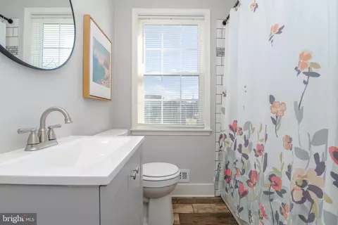 Bath - 136 Dumbarton Rd, Baltimore, MD 21212 photo 1 of 4