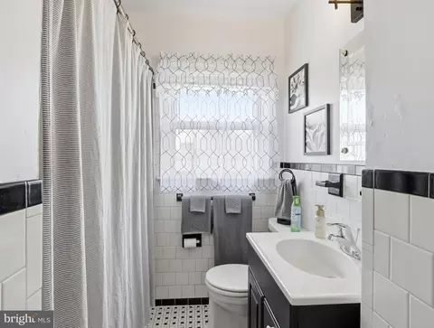 Bath - 2812 Florida Ave, Halethorpe, MD 21227 photo 1 of 3