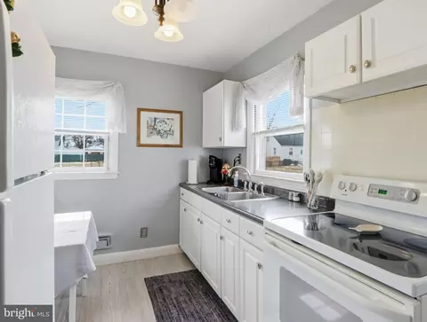Kitchen - 2812 Florida Ave, Halethorpe, MD 21227 photo 4 of 4