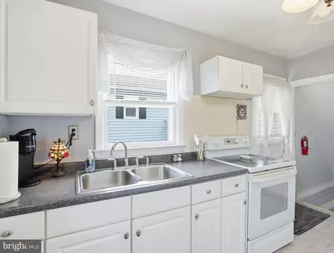 Kitchen - 2812 Florida Ave, Halethorpe, MD 21227 photo 3 of 4