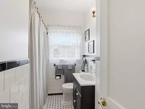 Bath - 2812 Florida Ave, Halethorpe, MD 21227 photo 2 of 3