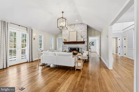 Living - 901 Navy Rd, Towson, MD 21204 photo 3 of 5