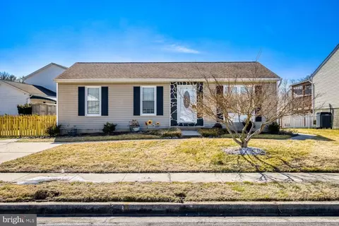 9 Francis Green Cir, Essex, MD 21221