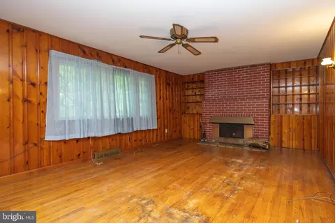 Living - 12709 Eastern Ave, Middle River, MD 21220 photo 2 of 4