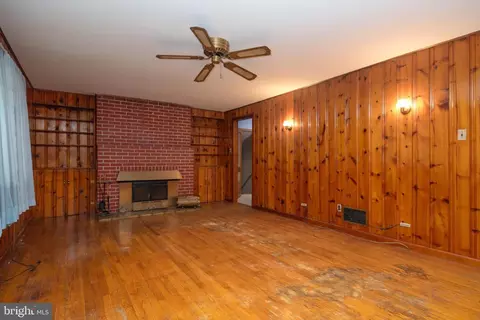 Living - 12709 Eastern Ave, Middle River, MD 21220 photo 3 of 4