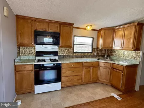 35 Rockywood Ln, Essex, MD 21221