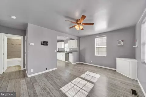 Entry Way - 15 Terrace Rd, Essex, MD 21221 photo 2 of 7