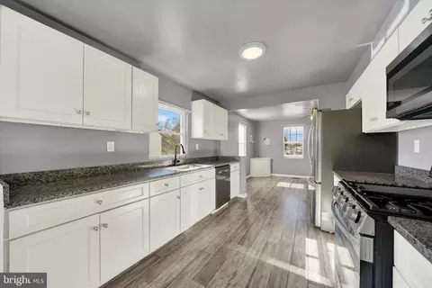 Entry Way - 15 Terrace Rd, Essex, MD 21221 photo 4 of 7