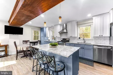 Kitchen - 6204 Ebenezer Rd, Middle River, MD 21220 photo 6 of 7