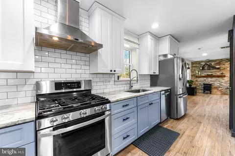 Kitchen - 6204 Ebenezer Rd, Middle River, MD 21220 photo 4 of 7