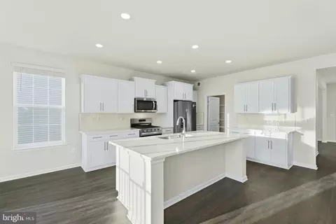 Kitchen - 8101 Cypress Point Dr, Baltimore, MD 21237 photo 1 of 1