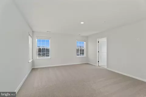 Entry Way - 8101 Cypress Point Dr, Baltimore, MD 21237 photo 4 of 7